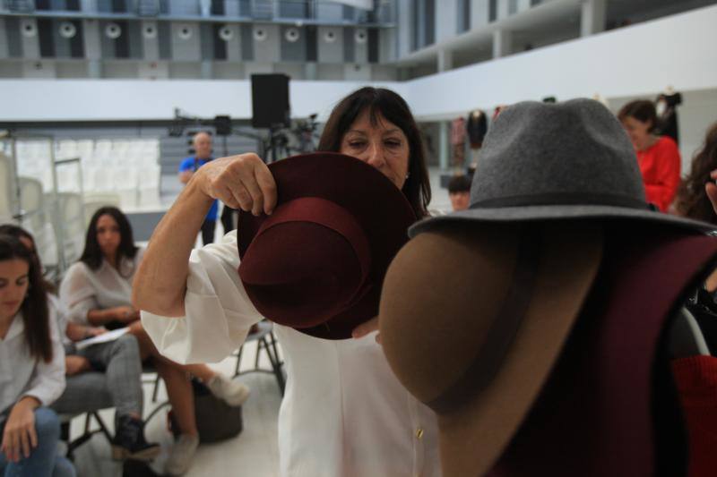 Algunos de los momentos del taller impartido por la asesora de imagen Inma Espizua durante la Pasarela Gasteiz On y la visita al 'backstage' de la mano del diseñador Domingo Orive.