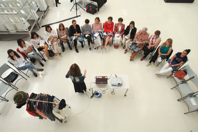 Algunos de los momentos del taller impartido por la asesora de imagen Inma Espizua durante la Pasarela Gasteiz On y la visita al 'backstage' de la mano del diseñador Domingo Orive.
