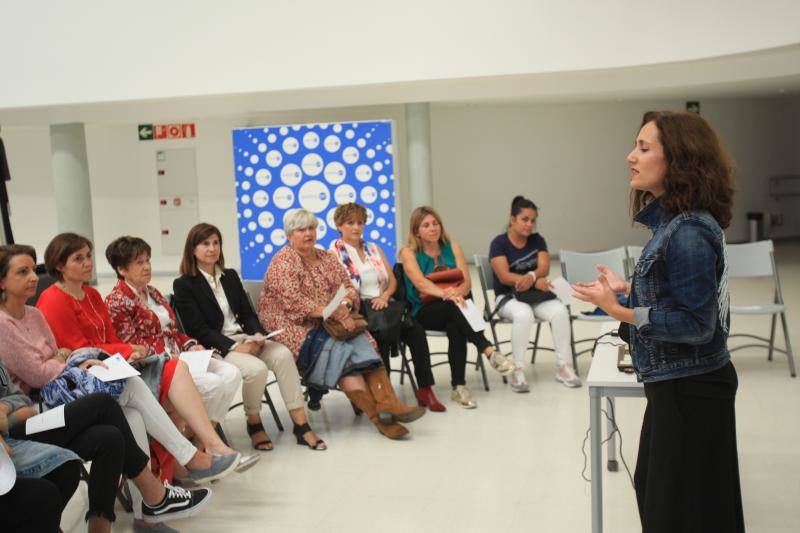 Algunos de los momentos del taller impartido por la asesora de imagen Inma Espizua durante la Pasarela Gasteiz On y la visita al 'backstage' de la mano del diseñador Domingo Orive.