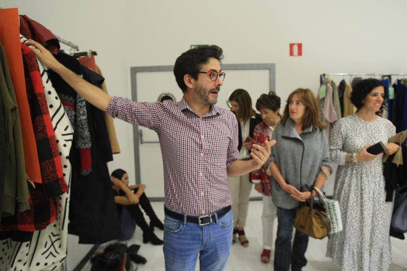 Algunos de los momentos del taller impartido por la asesora de imagen Inma Espizua durante la Pasarela Gasteiz On y la visita al 'backstage' de la mano del diseñador Domingo Orive.