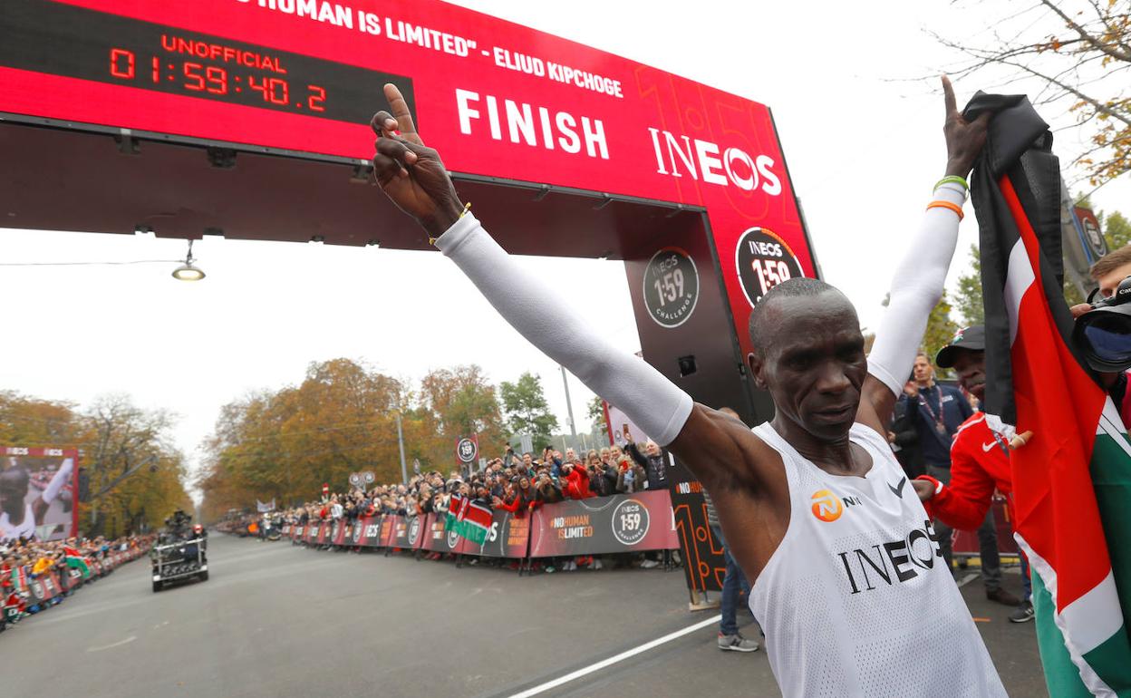 Eliud Kipchoge se convierte en el primer hombre en bajar de las dos horas en un maratón