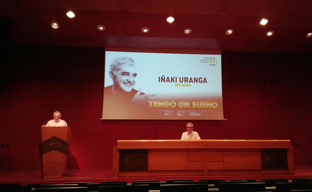 David Barbero presentando al cantante en el Euskalduna. 