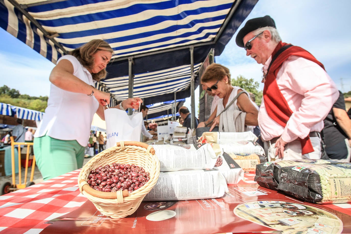 La 25 edición de la feria de la alubia atrajo a miles de personas, que arrasaron con los sacos de kilo que se vendían a siete euros