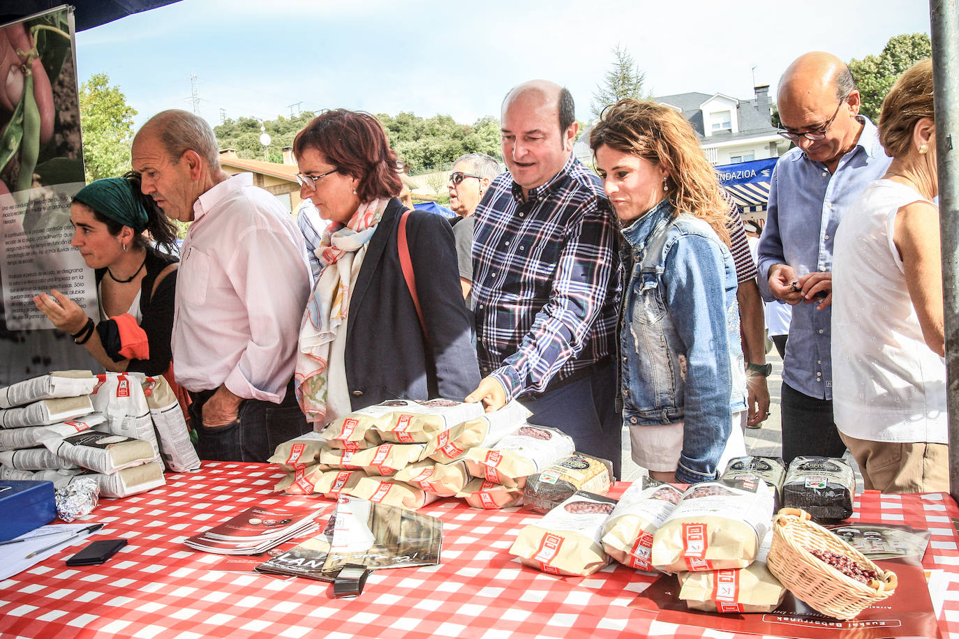 La 25 edición de la feria de la alubia atrajo a miles de personas, que arrasaron con los sacos de kilo que se vendían a siete euros