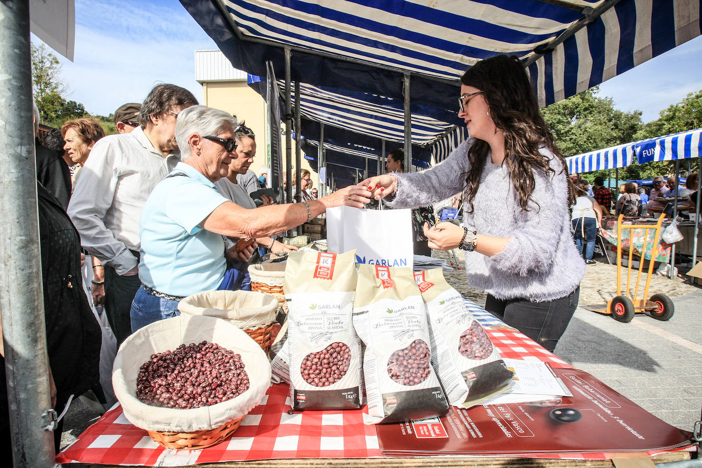 La 25 edición de la feria de la alubia atrajo a miles de personas, que arrasaron con los sacos de kilo que se vendían a siete euros