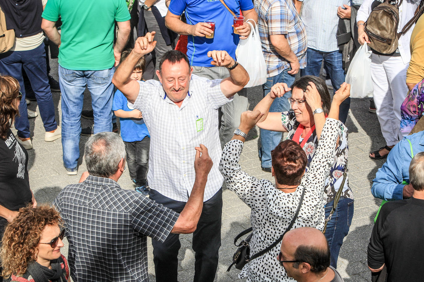 La 25 edición de la feria de la alubia atrajo a miles de personas, que arrasaron con los sacos de kilo que se vendían a siete euros