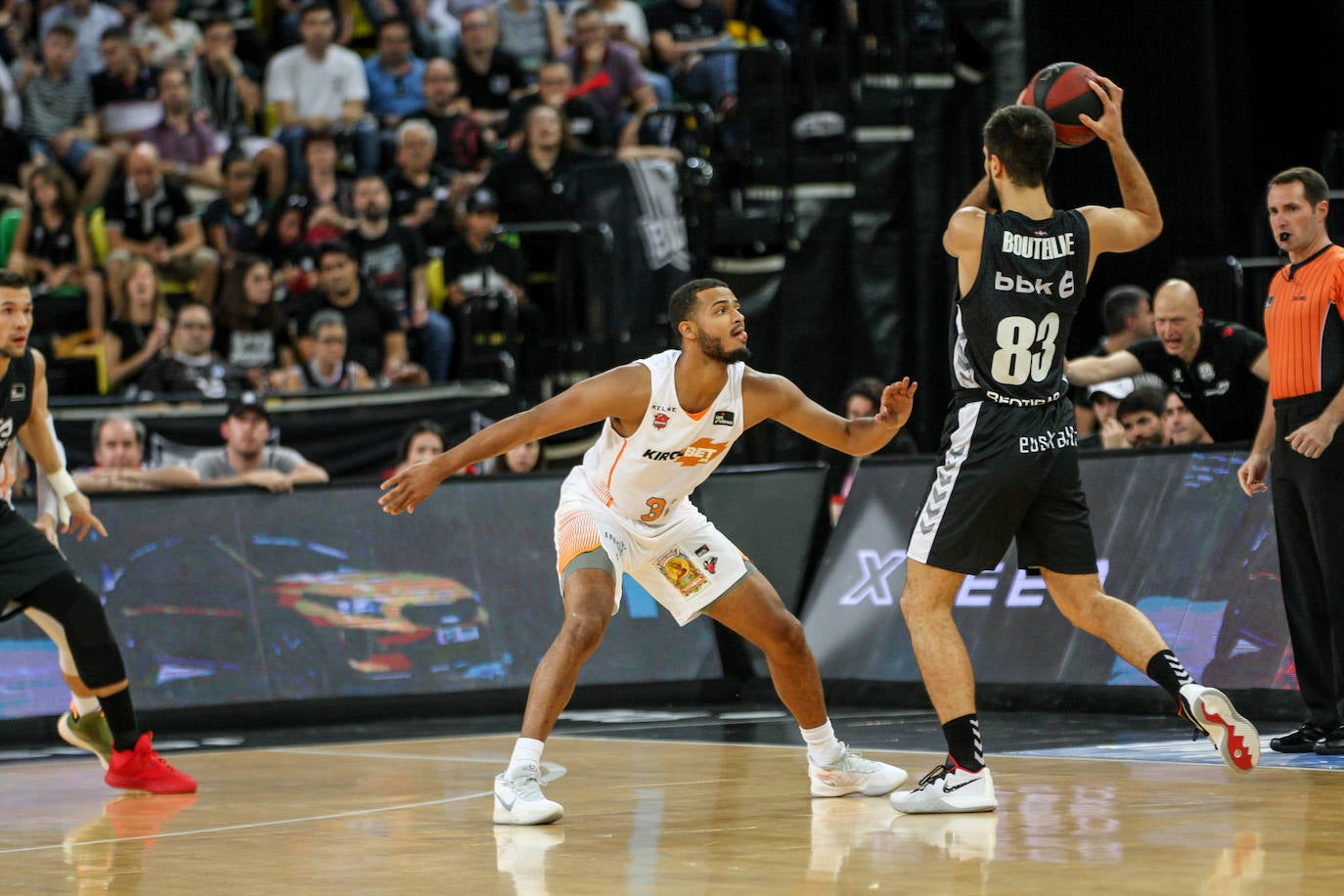 Las fotografías dle partido correspondiente a la cuarta jornada de la Liga Endesa ACB entre los vizcaínos y alaveses