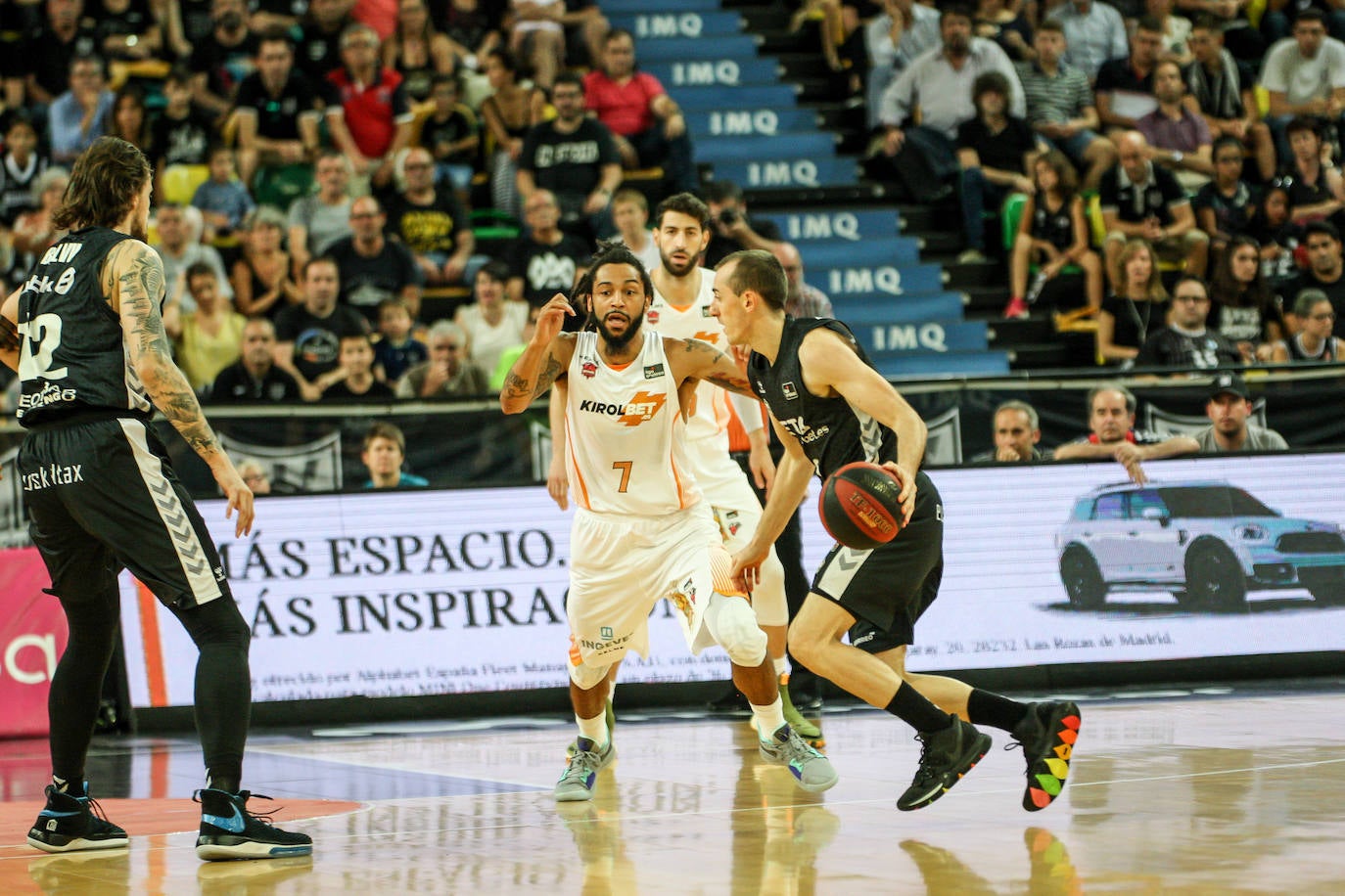 Las fotografías dle partido correspondiente a la cuarta jornada de la Liga Endesa ACB entre los vizcaínos y alaveses