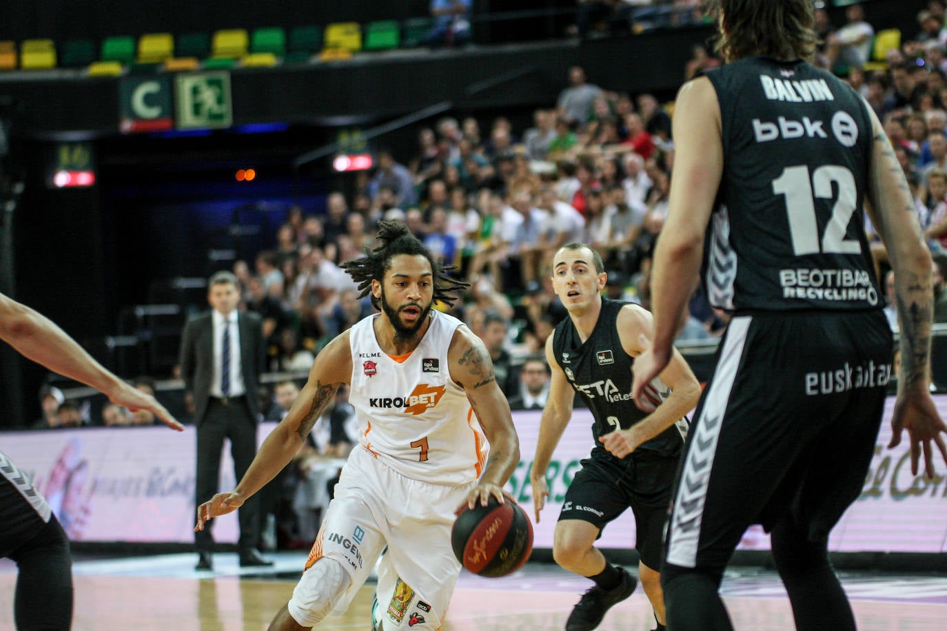 Las fotografías dle partido correspondiente a la cuarta jornada de la Liga Endesa ACB entre los vizcaínos y alaveses