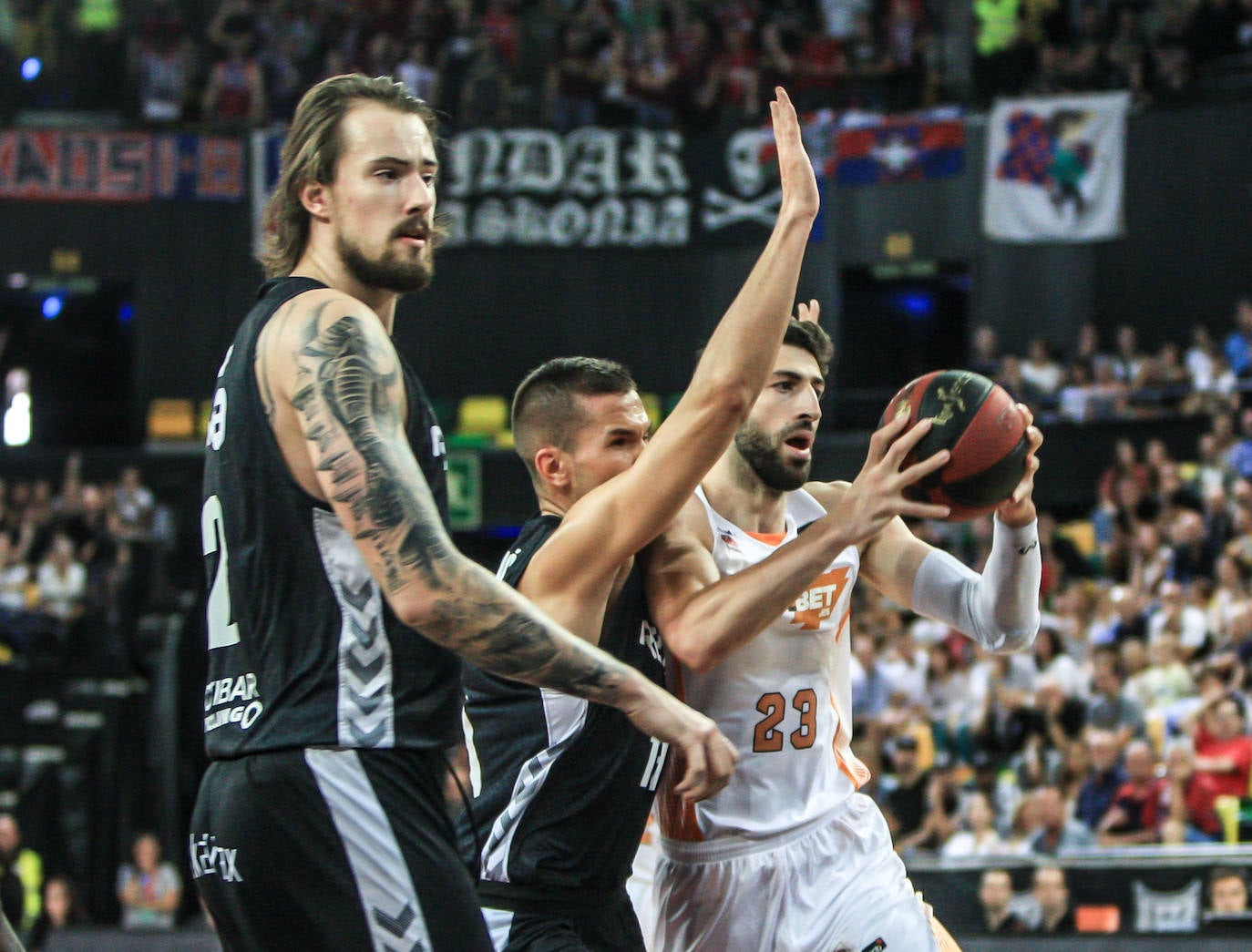 Las fotografías dle partido correspondiente a la cuarta jornada de la Liga Endesa ACB entre los vizcaínos y alaveses