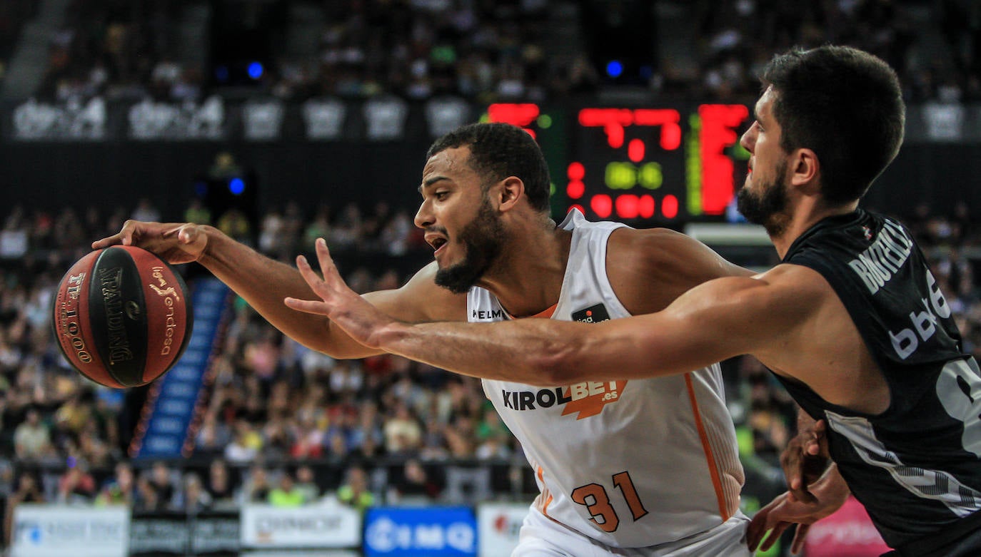 Las fotografías dle partido correspondiente a la cuarta jornada de la Liga Endesa ACB entre los vizcaínos y alaveses
