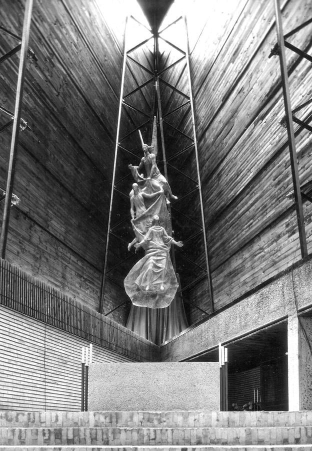 Nuestra Señora de Los Ángeles. Fecha: La iglesia se remató en 1960. Arquitectos: El barcelonés Javier Carvajal y el sevillano José María García Paredes. La parte escultórica pertenece a Joaquín García Donaire y las vidrieras son de José María de Labra. Aforo: 800 personas.