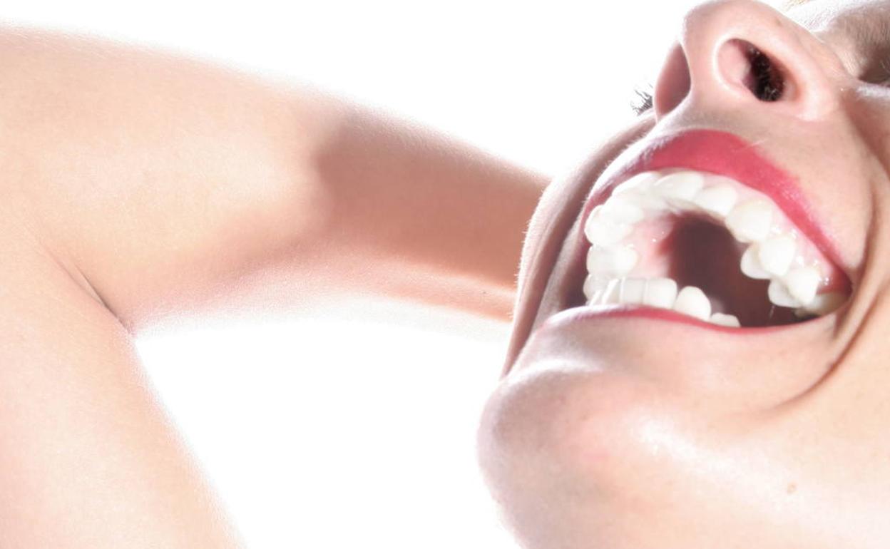 Emakume bat, barre egiten.