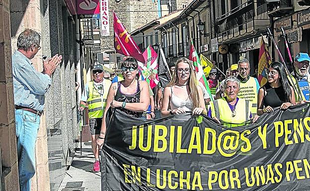 Aplausos en las calles de Buitrago, donde varias jóvenes se sumaron a la marcha.