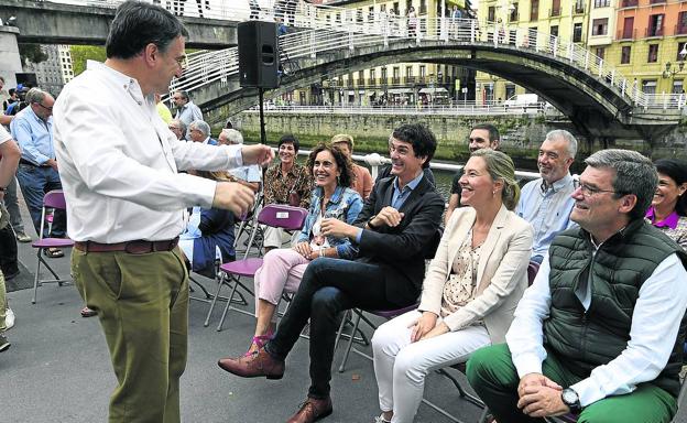 Aitor Esteban bromea con Unai Rementeria en presencia de Ana Otadui y Juan Mari Aburto.