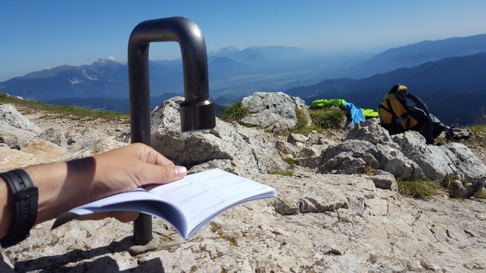 Sello metálico del Debela Pec, en los Alpes Julianos (Eslovenia)