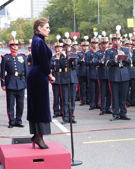 La soprano, que se convirtió por sorpresa en una de las protagonistas del 12-O, apostó por un elegante e inconfundible diseño de Kalam para interpretar un himno militar durante el homenaje a los Caídos