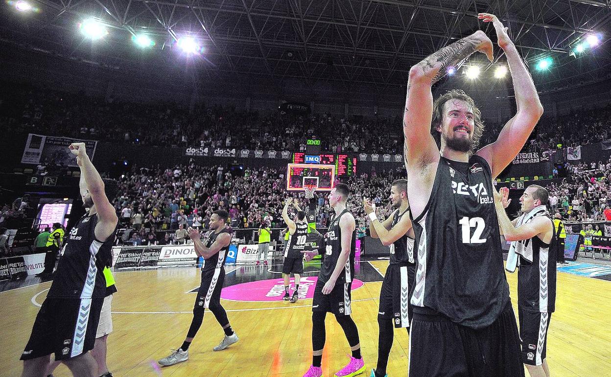 Jugadores del Bilbao Basket aplauden a un Miribilla entregado después de la victoria del domingo contra el Baskonia.