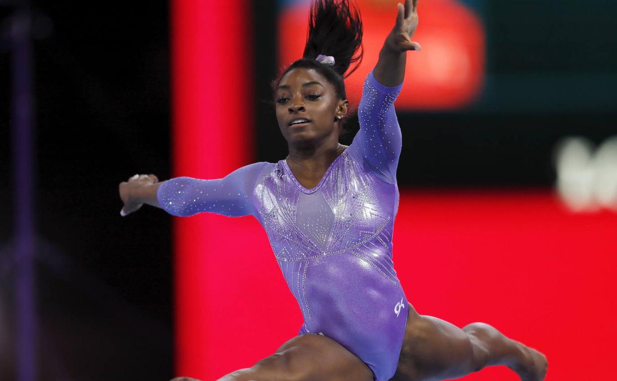 La gimnasta estadounidense Simone Biles, durante un ejercicio en los Mundiales de Stuttgart.