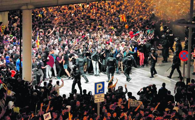 Miles de manifestantes colapsaron el aeropuerto de Barcelona obligando a los Mossos a realizar varias cargas policiales. 