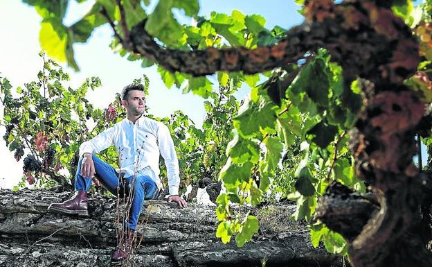 Juan Valdelana, en uno de los viñedos singulares de la bodega. 