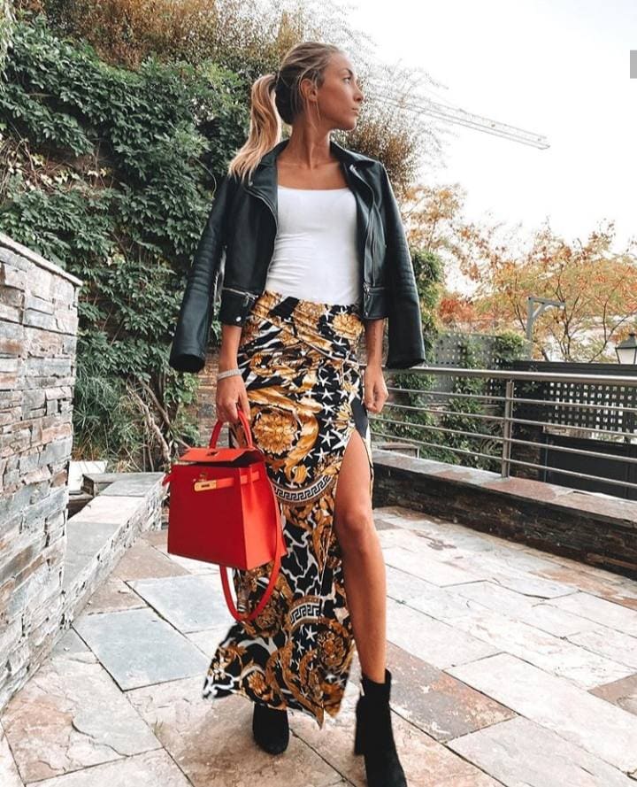 Otro look inspirador es este que propone la modelo Alice Campello en Instagram y en el que no falta una falda larga estampada (en este caso de Versace), una camiseta básica blanca, botines con tacón y la prenda estrella del entretiempo: la chaqueta de cuero.