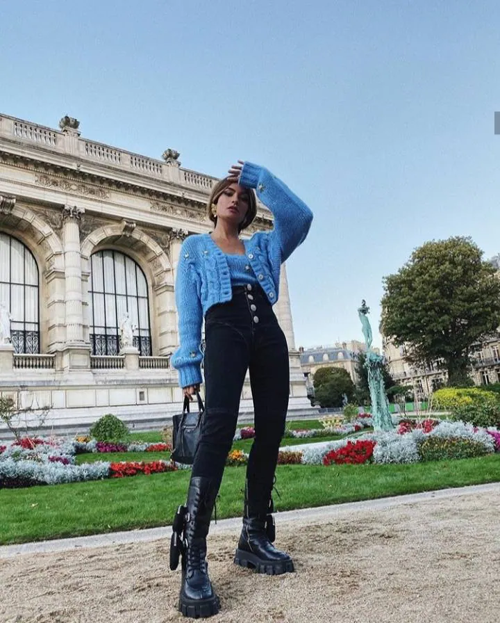 Madame de Rosa este otoño ha apostado por dar protagonismo a las chaquetas de punto, como esta que ha lucido en versión cropped con jeans de tiro alto negros y botas militares.