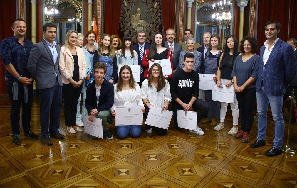 Los estudiantes becados posan en el Salón Árabe con el alcalde y miembros de la corporación.