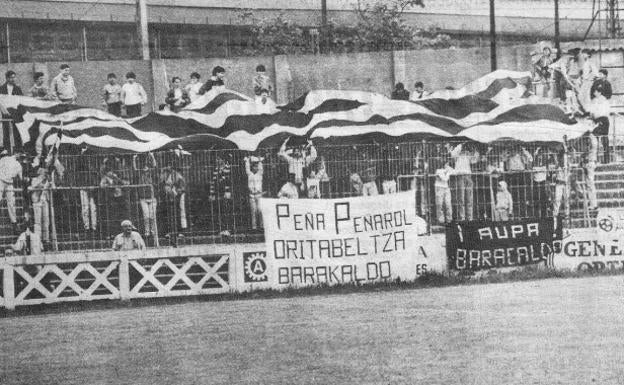 La Peña Peñarol durante un encuentro disputado en Lasesarre en 1987 