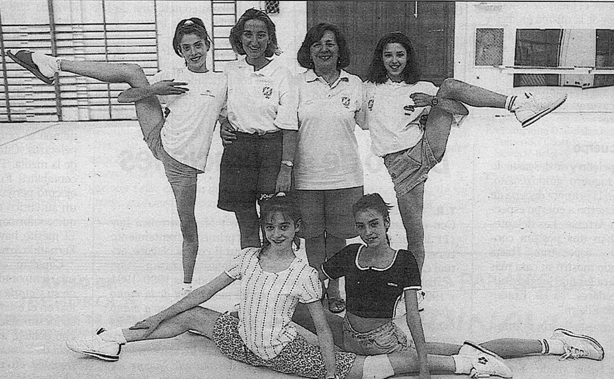 Arriba, de izquierda a derecha, Lorena Guréndez, la entrenadora María Fernández, la seleccionadora Emilia Boneva y Tania Lamarca. Abajo, Estíbaliz Martínez y Almudena Cid. Fotografía realizada en el gimnasio Moscardó de Madrid en junio de 1996, tras un entrenamiento.