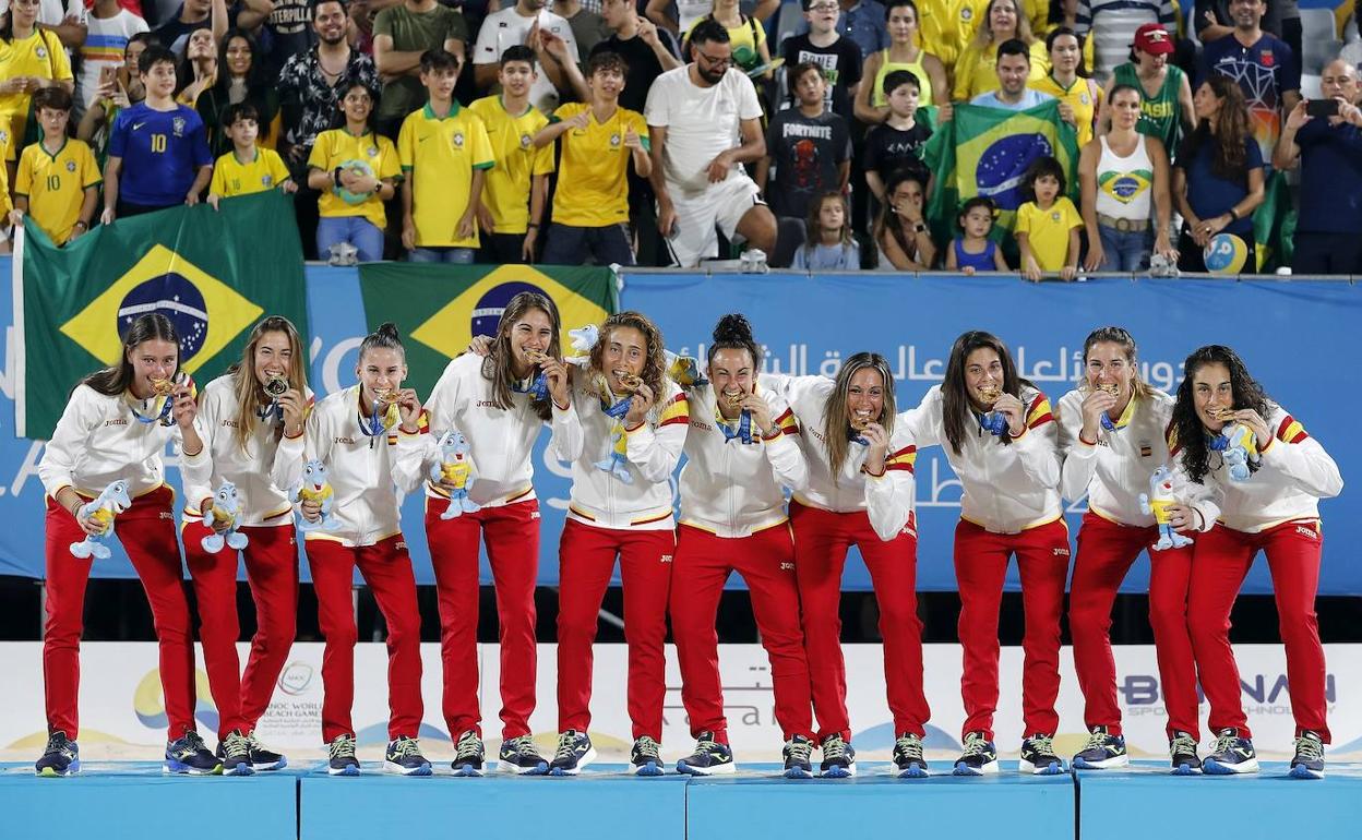 Las integrantes de la selección española celebrando su oro en Catar. 