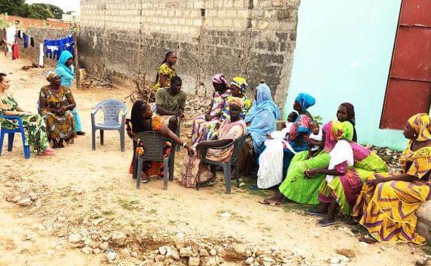 Una imagen de las mujeres senegalesas de un barrio de la ciudad de M'Bour que luchan juntas por mejorar sus condiciones y las de su familia.