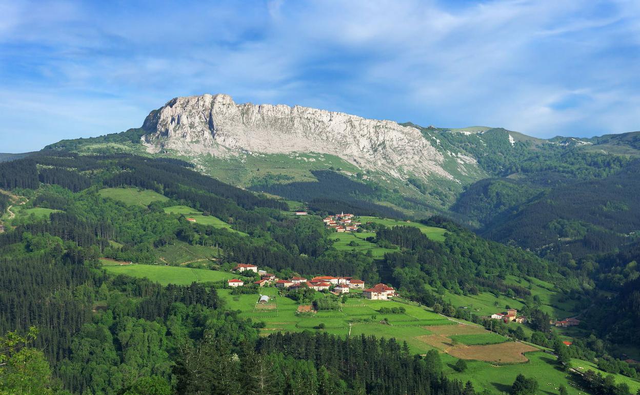 La mole rocosa de Itxina cierra por el sur los valles de Orozko y oculta la vista del Gorbea.