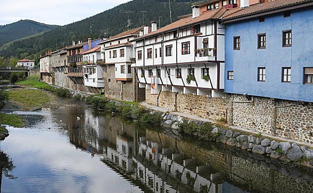 El río Altube divide el barrio de Zubiaur.
