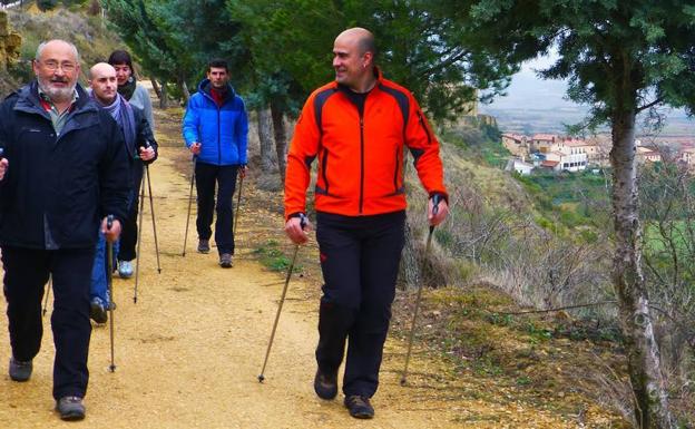 Participantes en una ruta de Nordic Walking.