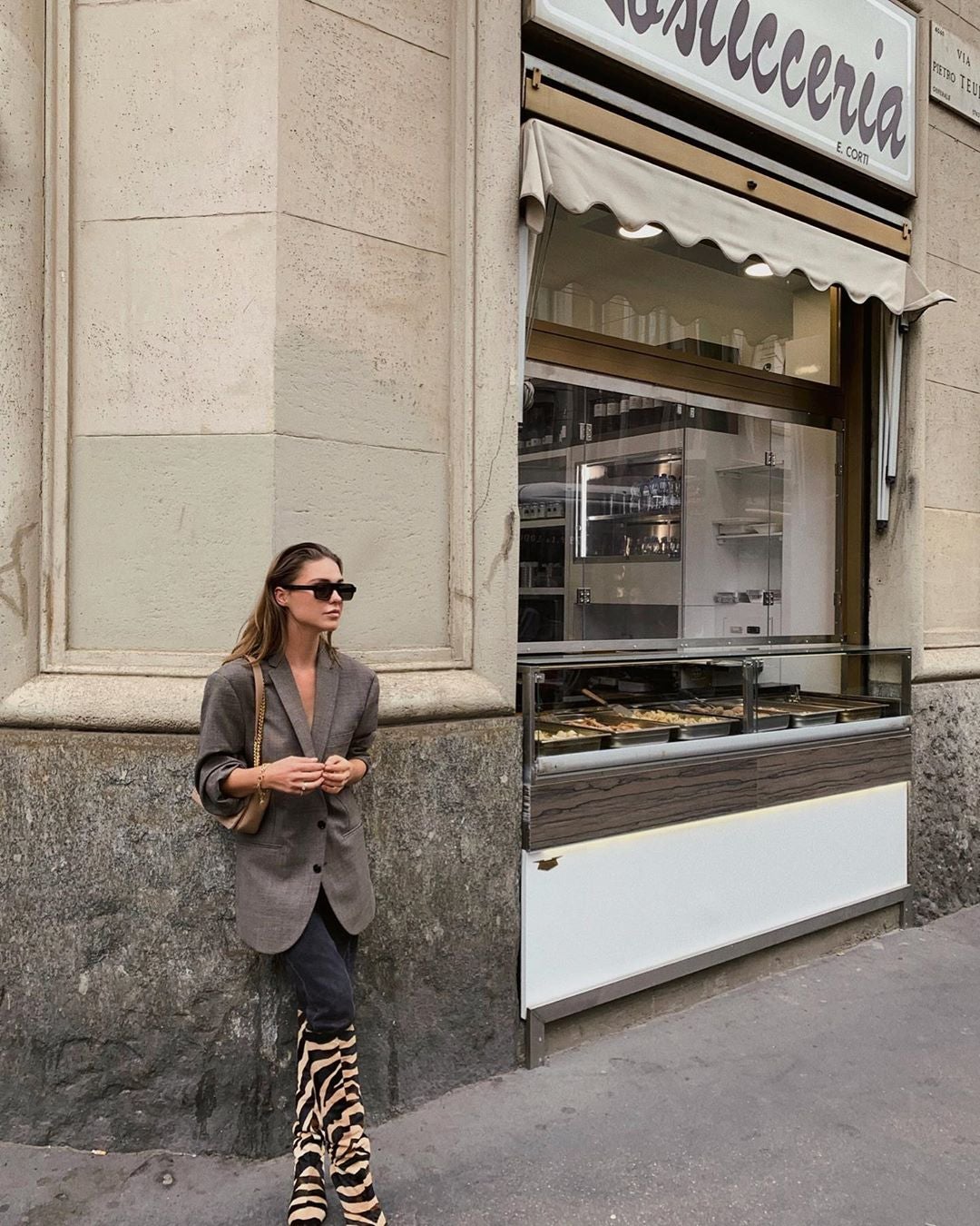 Clásico y 'animal-print' - Este ejemplo sigue la misma línea del look de Álex Rivière salvo por el aparente detalle del 'animal print' que se cuela en las botas. En pequeñas dosis, hace un buen equipo con una americana de corte clásico y estampado príncipe de Gales.