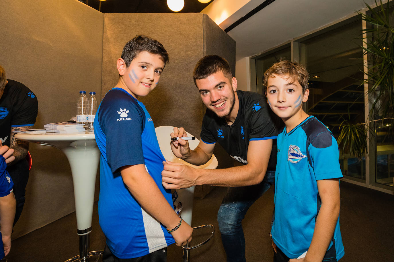 Laguardia, con un aficionado albiazul. 