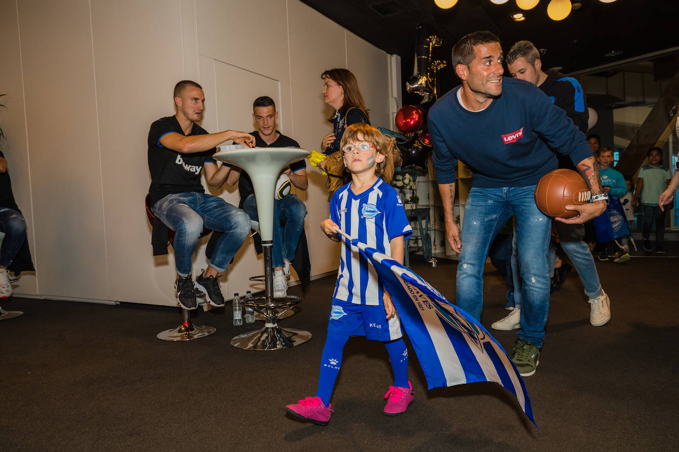 Laguardia, con un aficionado albiazul. 