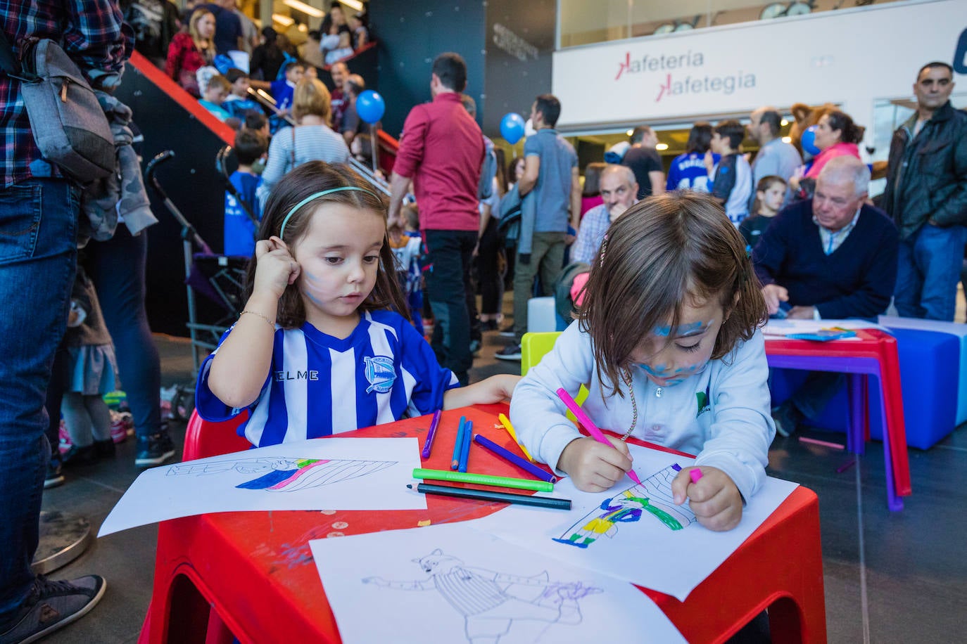 Laguardia, con un aficionado albiazul. 