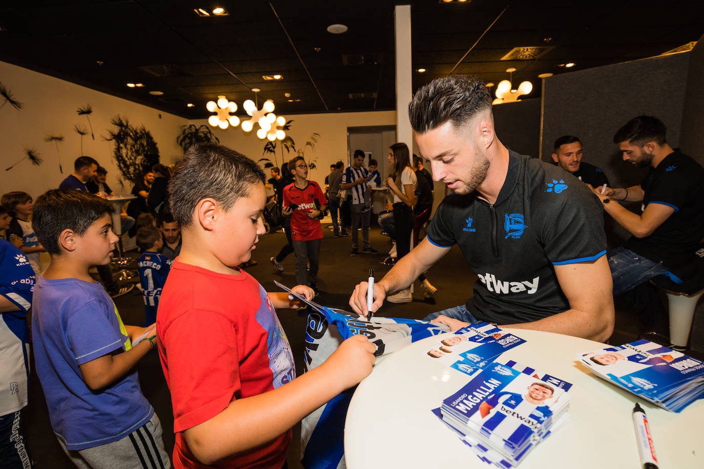 Laguardia, con un aficionado albiazul. 