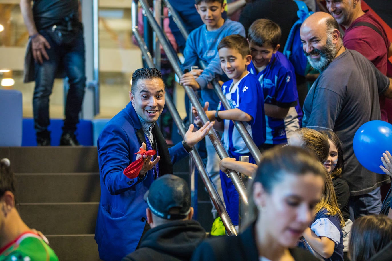 Laguardia, con un aficionado albiazul. 