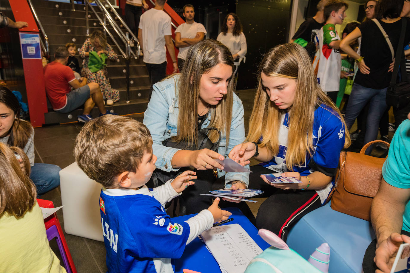 Laguardia, con un aficionado albiazul. 