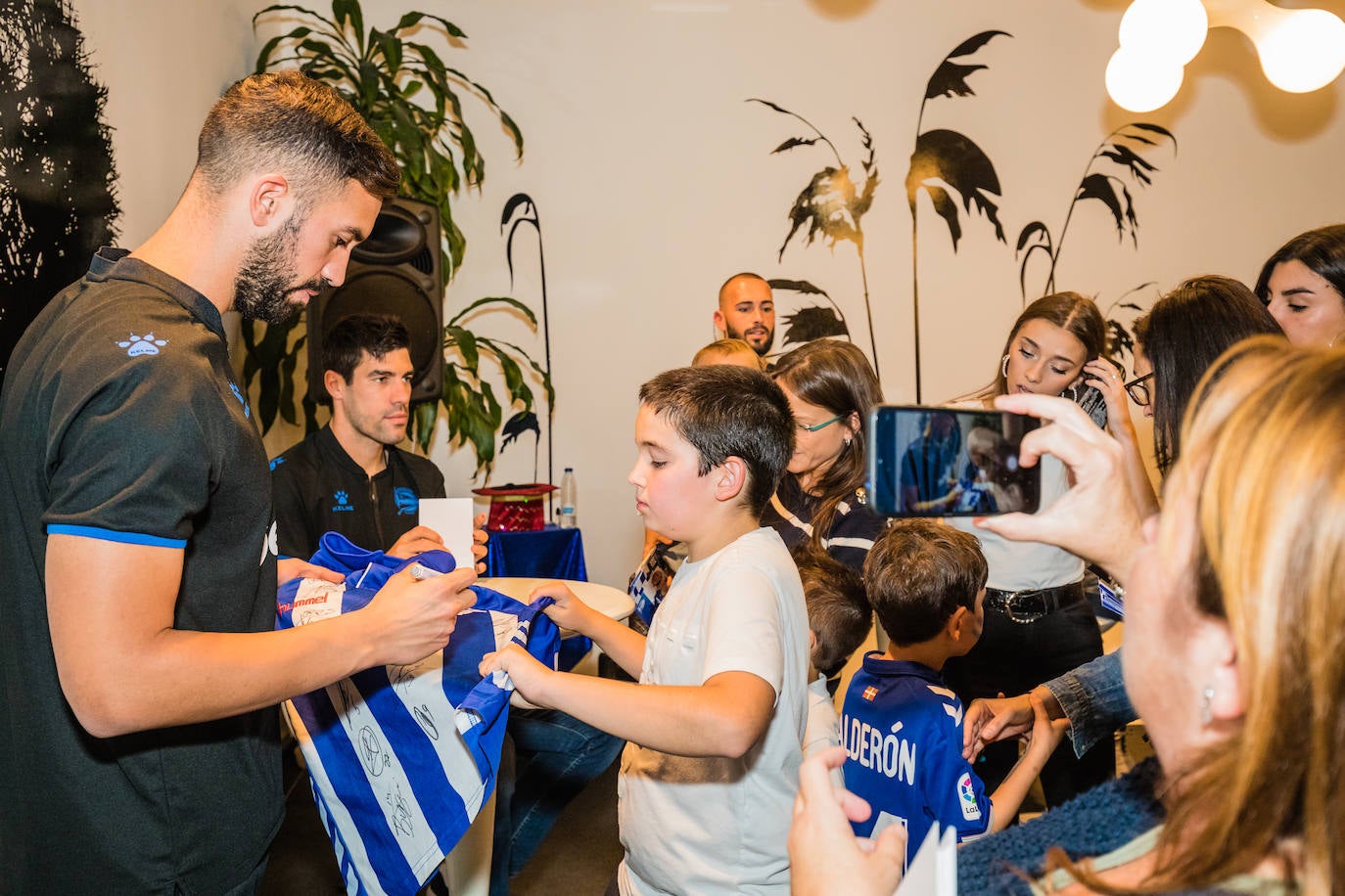 Laguardia, con un aficionado albiazul. 