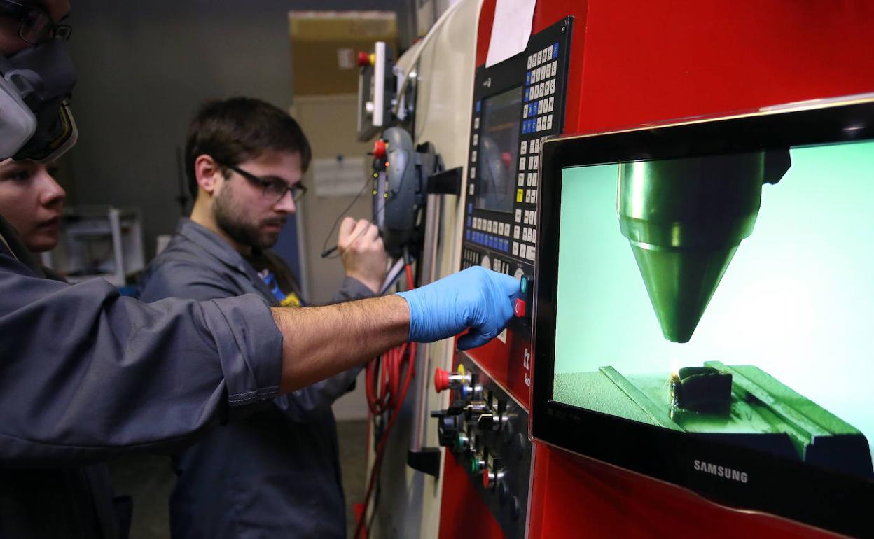 Alumnos de la Escuela de Ingeniería de la UPV hacen prácticas en el taller de mecánica.