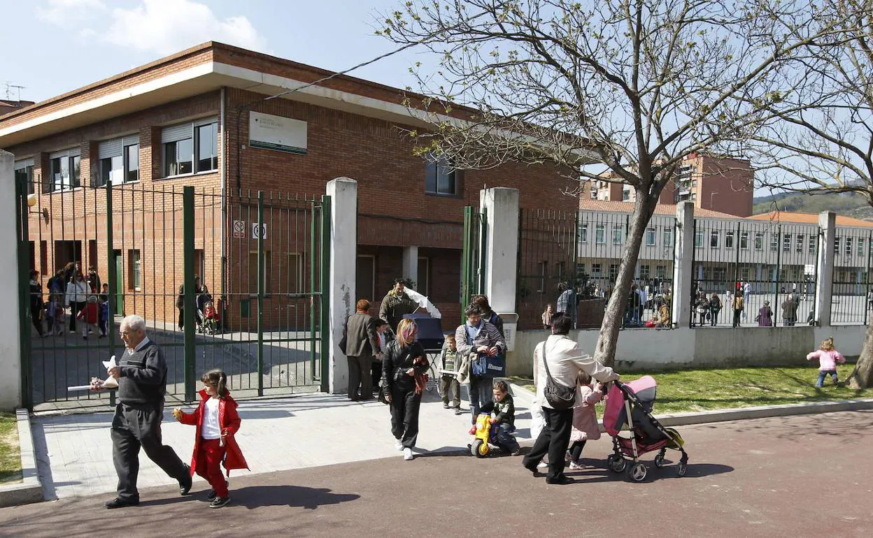 Entrada principal del colegio basauritarra. 