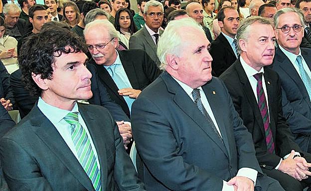 El diputado general de Bizkaia, el rector de Deusto -José María Guibert-, el lehendakari y el presidente de Orkestra, Iván Martén, ayer. 