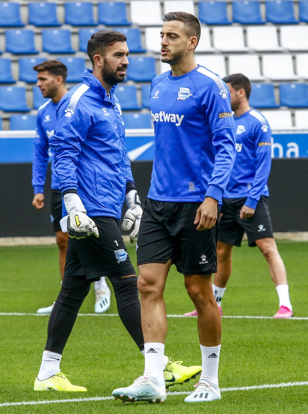 Fotos: El Alavés entrena en Mendizorroza