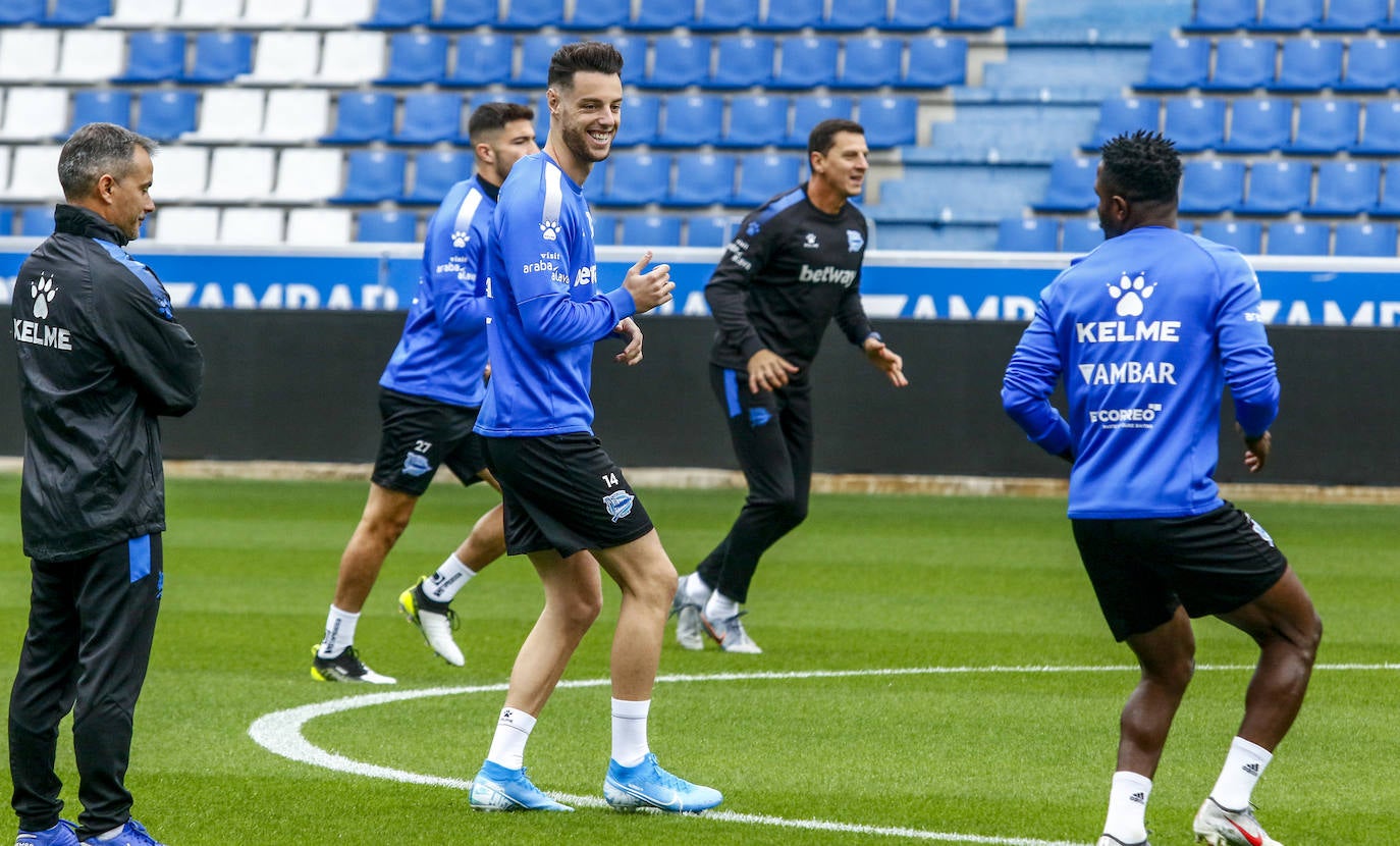 Fotos: El Alavés entrena en Mendizorroza