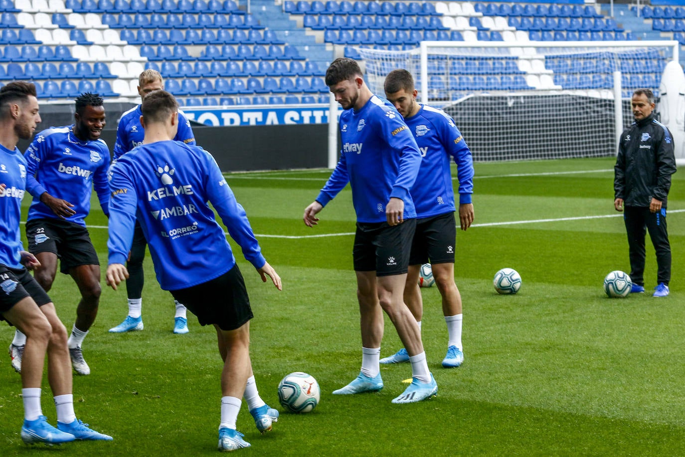 Fotos: El Alavés entrena en Mendizorroza