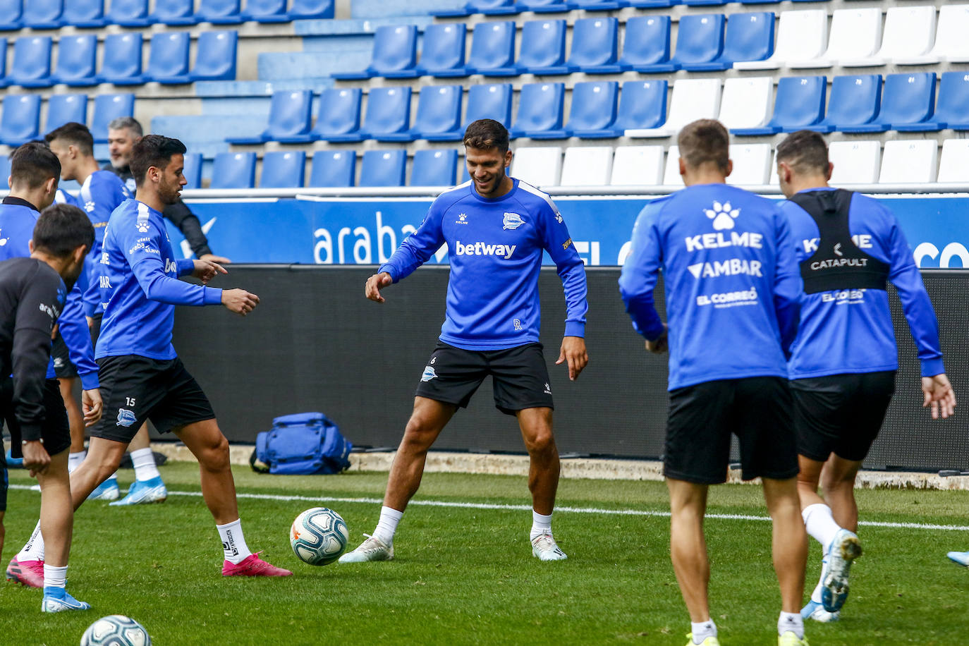 Fotos: El Alavés entrena en Mendizorroza